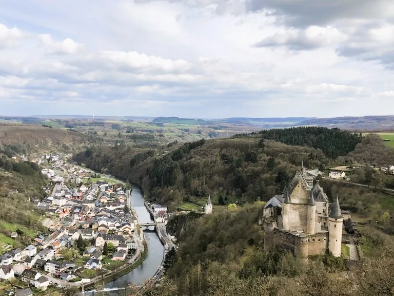 ヴィアンデン旧市街とヴィアンデン城を見渡す景色
