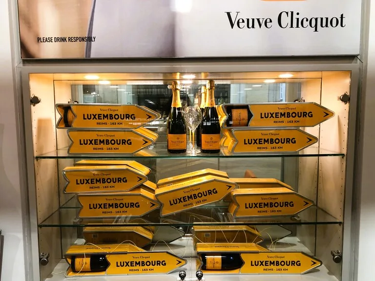 VEUVE CLICQUOTの“Luxembourg”限定ロゴ入りスペシャルパッケージ・シャンパンボトル