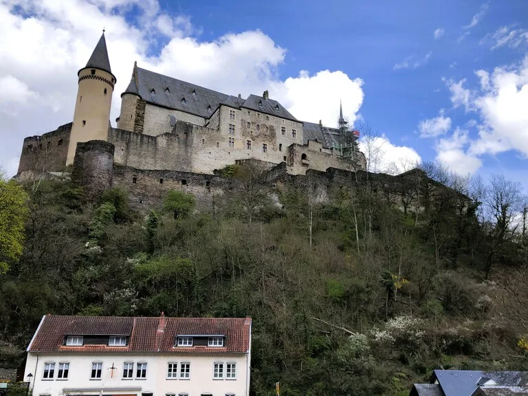 山にそびえるヴィアンデン城