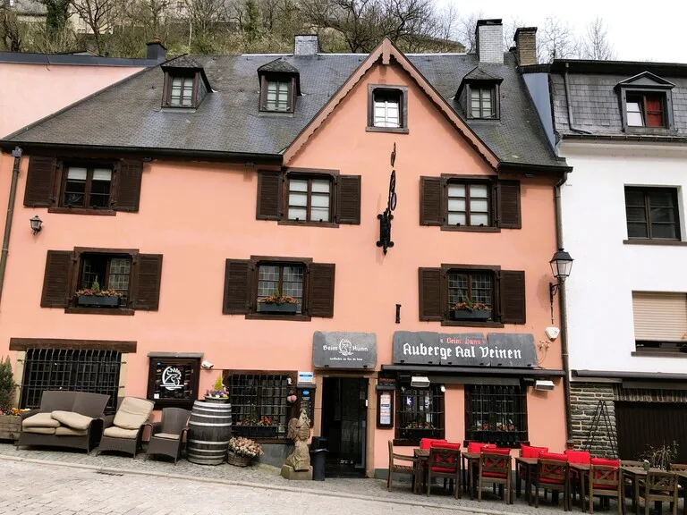 ヴィアンデンのカラフルな旧市街の街並み