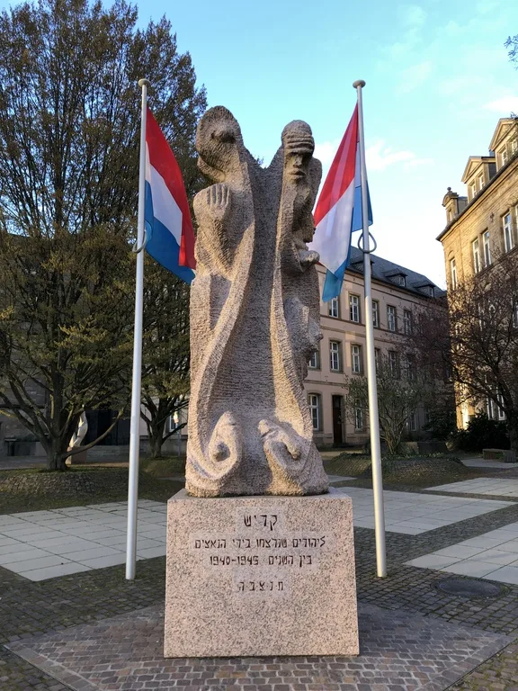 ルクセンブルグの国旗と銅像