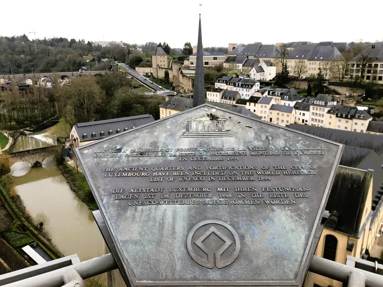 ルクセンブルグの世界遺産、旧市街とユネスコのマーク