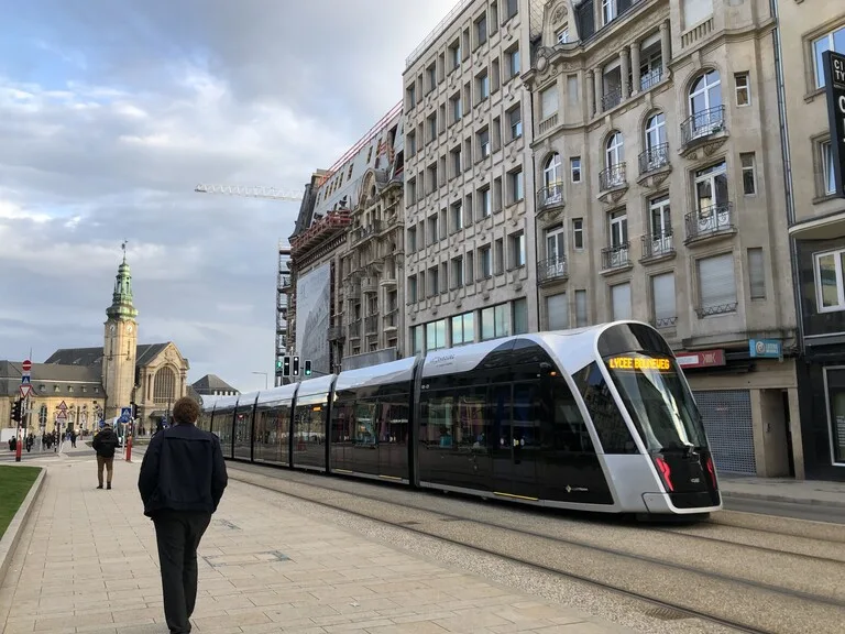 ルクセンブルグ駅と市内を走るトラム