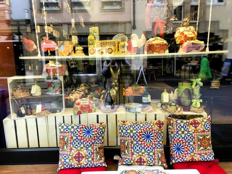 ルクセンブルグのお土産が並ぶショーウィンドウ