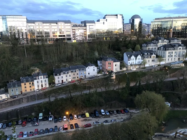 ルクセンブルクの渓谷沿いに段々状に建ち並ぶ住宅群