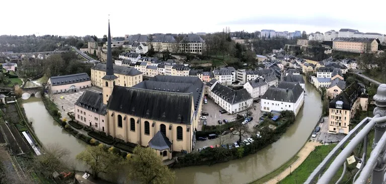 ルクセンブルグの要塞都市を見渡す風景