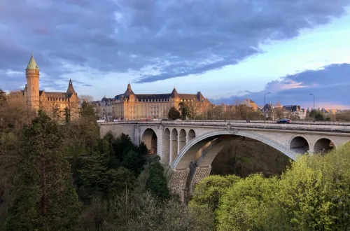 ルクセンブルグの夕陽に染まるアドルフ橋と街並み