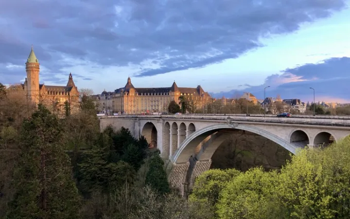 ルクセンブルグの夕陽に染まるアドルフ橋と街並み