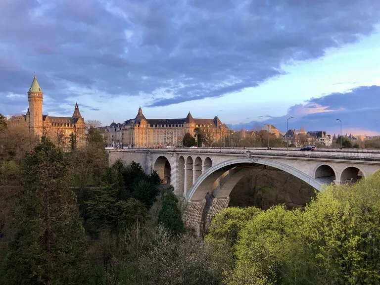 ルクセンブルグの夕陽に染まるアドルフ橋と街並み