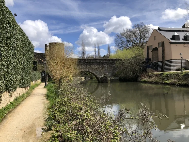 ルクセンブルクのアルゼット川に架かる石橋と要塞の風景