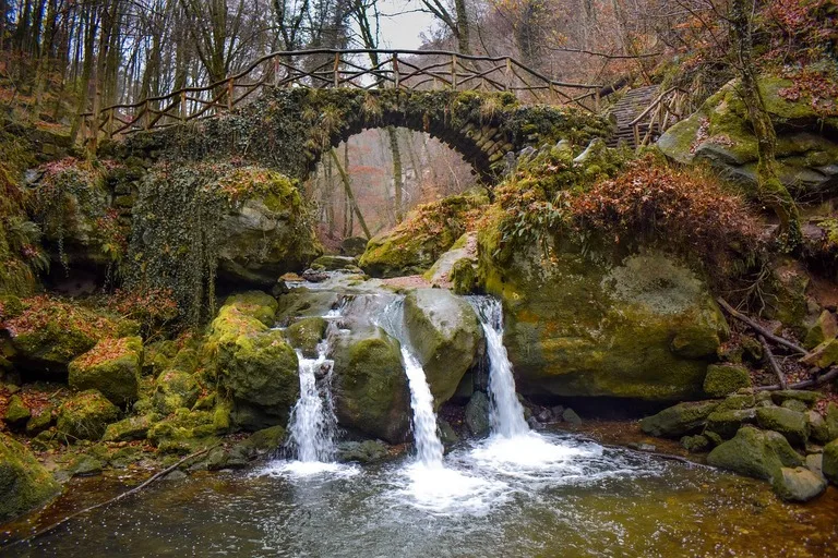 ルクセンブルグにあるシッシェンテュンペル滝(Schiessentümpel Waterfall)