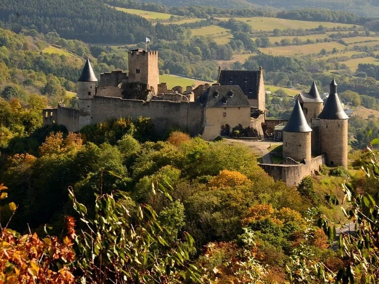 ルクセンブルグのブルーシャイト城(Bourscheid Castle)外観