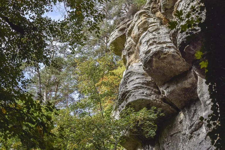 ルクセンブルグのミュラータール地方(Mullerthal Region)奇岩と自然の風景