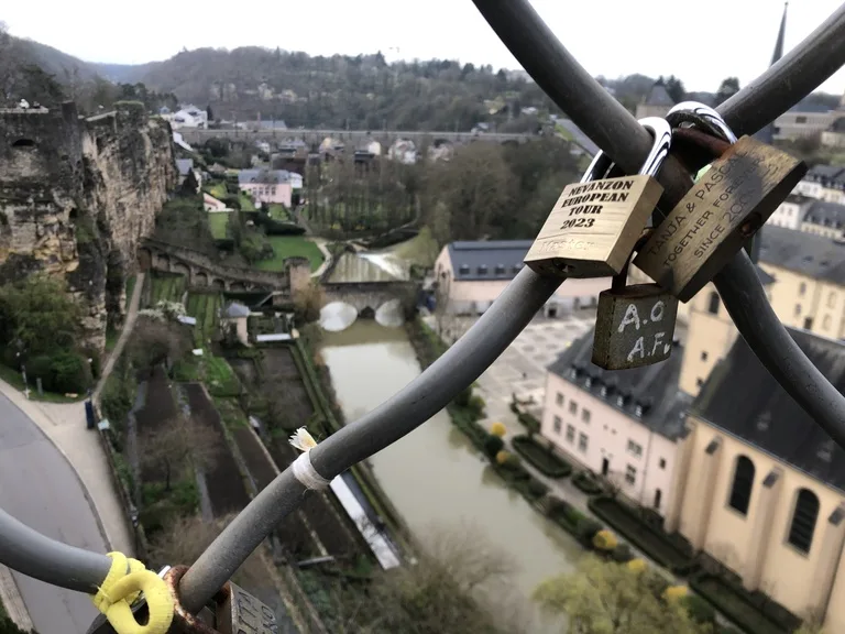 ルクセンブルク市の橋の柵に掛けられた恋人たちのキーロック