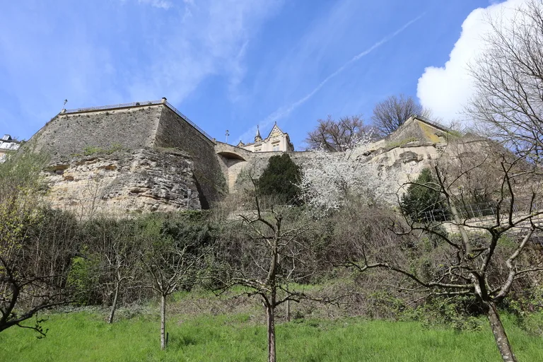 ルクセンブルクの世界遺産、要塞を見上げた風景