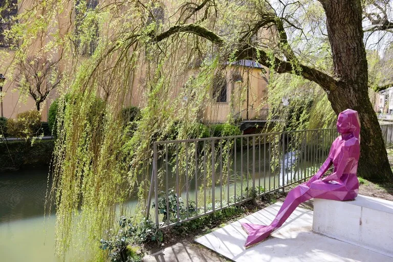 ルクセンブルグの旧市街にあるメリュジーヌ像(Melusina Statue)