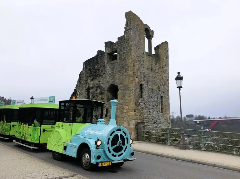 ルクセンブルクの旧市街を走る観光列車