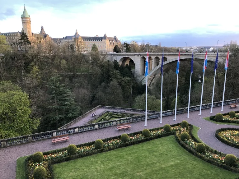 ルクセンルクセンブルグの憲法広場に掲る国旗