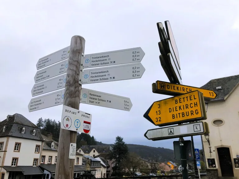 ルクセンブルグの街中にあるたくさんの道しるべ