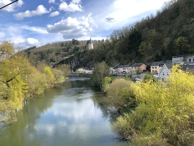 ルクセンブルクのヴィアンデンを形成するウール渓谷とウール川の風景