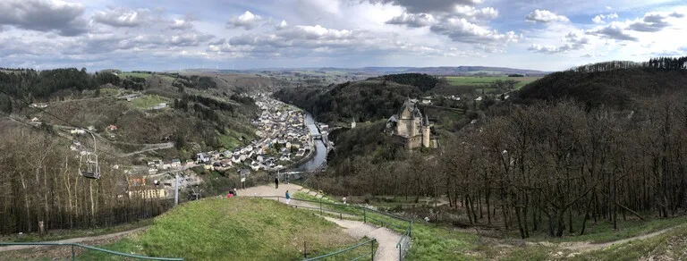 ルクセンブルクのヴィアンデンにあるウール渓谷(Our Valley)の風景
