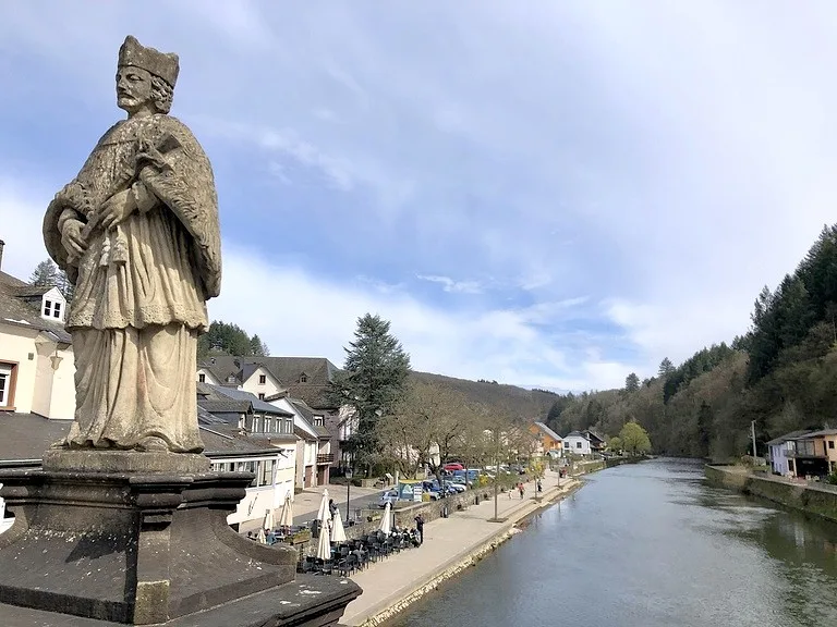 ヴィアンデンの旧市街にある街のシンボルの像