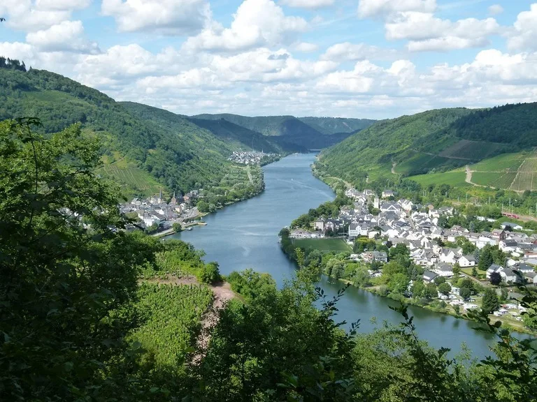 ルクセンブルグのモーゼル渓谷(Moselle Valley)とブドウ畑