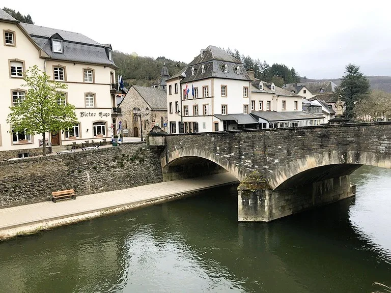 Victor Hugo Houseとヴィアンデンの街に架かる石橋の風景