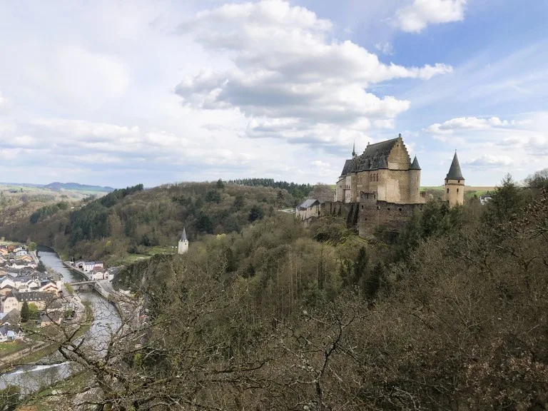 渓谷の上に建つヴィアンデン城
