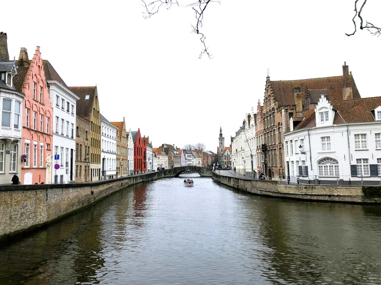 Belgium、ブルージュの川沿いの街並み