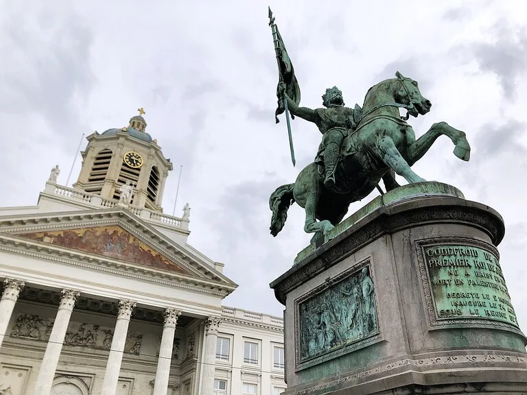 ブリュッセルにあるベルギー憲法裁判所と王立広場に建つ騎馬像