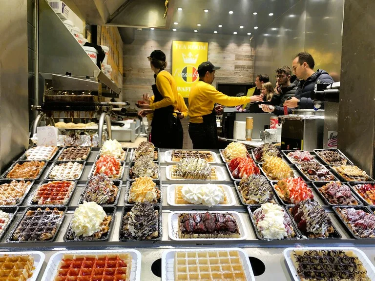 ベルギーのワッフル屋さんに並ぶたくさんのワッフル