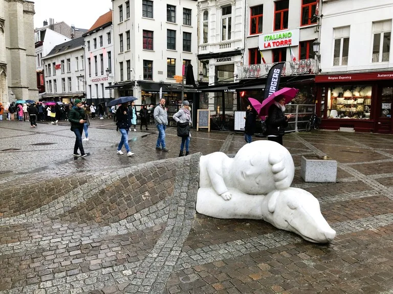 ベルギーのアントワープにある聖母大聖堂前のフランダースの犬の像