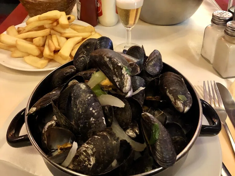 ベルギーの人気料理、ムール貝のワイン蒸し