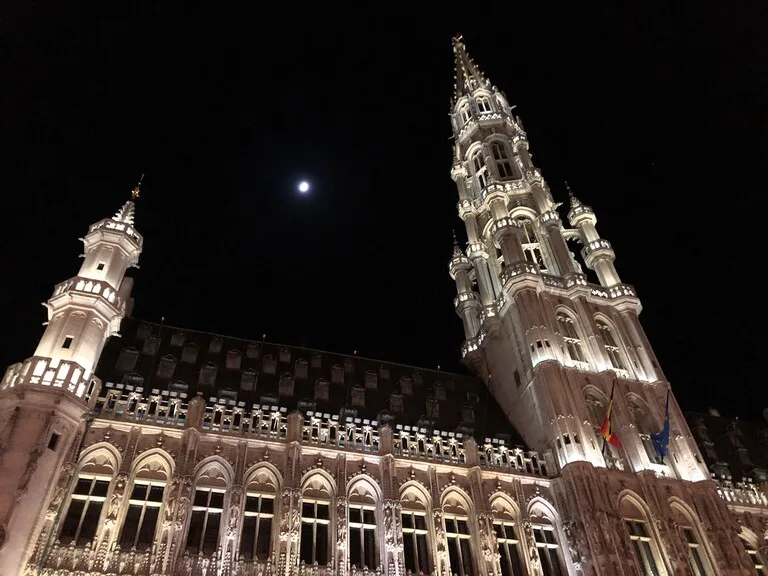 ベルギーのブリュッセル市庁舎の夜景