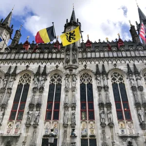 ベルギーのブルージュにあるブルッヘ市庁舎 （Stadhuis Brugge）と国旗