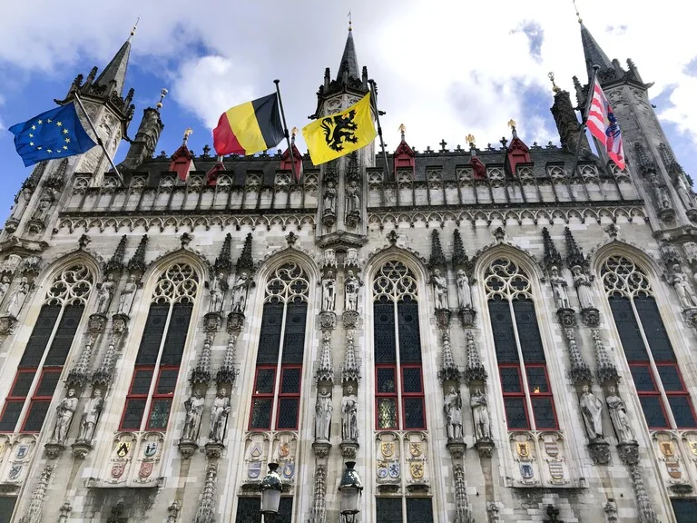 ベルギーのブルージュにあるブルッヘ市庁舎 （Stadhuis Brugge）と国旗