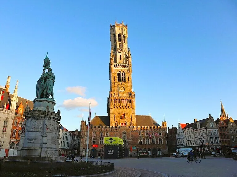 ベルギーのブルージュ歴史的地区にあるマルクト広場と鐘楼の風景
