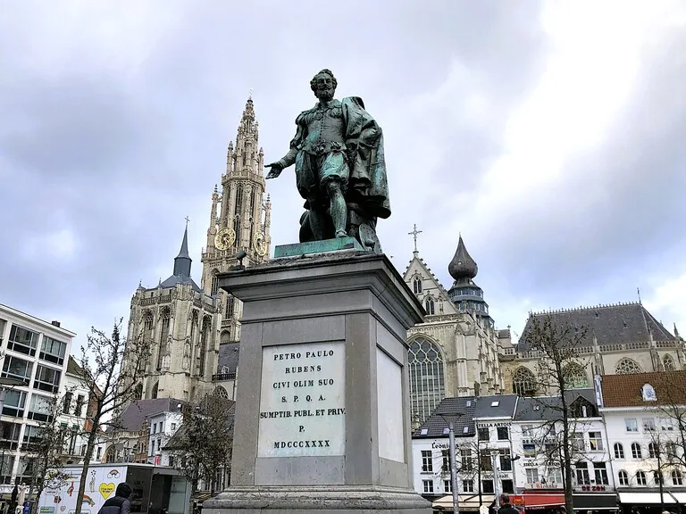 アントワープの聖母大聖堂を背後にしたStandbeeld Pieter Paul Rubens