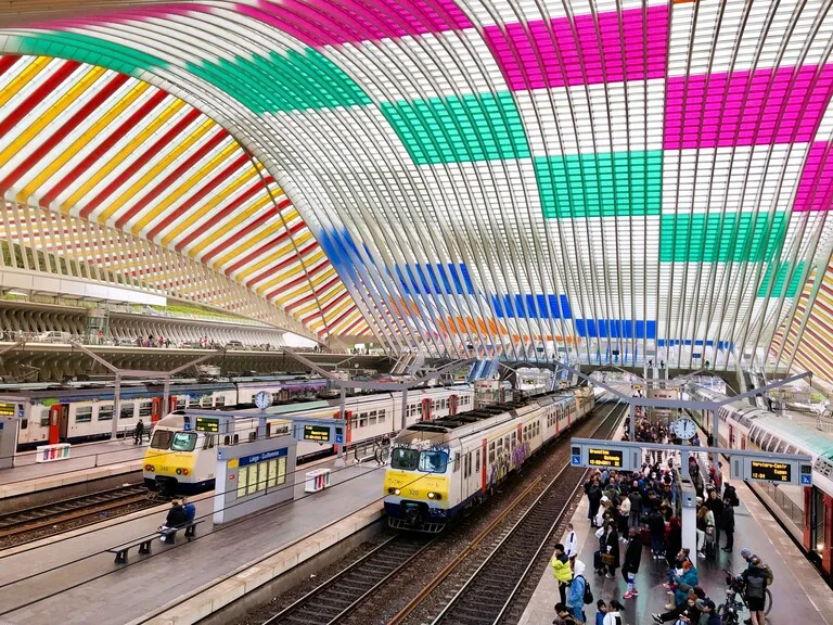 ベルギーのリエージュ＝ギユマン駅（Liège-Guillemins）プラットフォームの風景