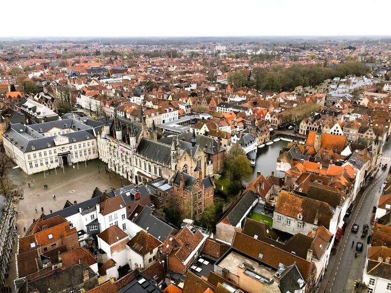 ベルギーの観光地、ブルージュの鐘楼から見渡す街並み