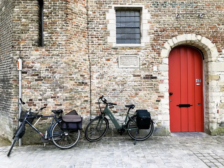 ブルージュ歴史地区の建物と自転車
