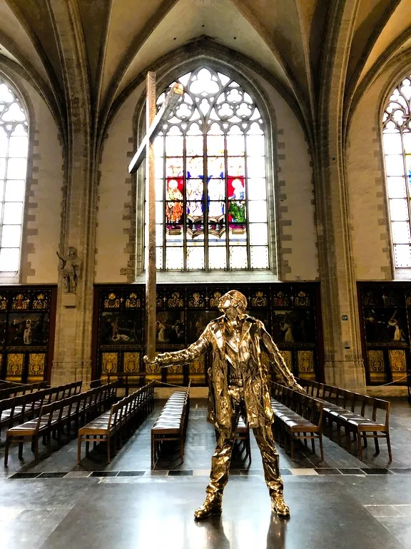 アントワープのノートルダム大聖堂にある十字架を担う男