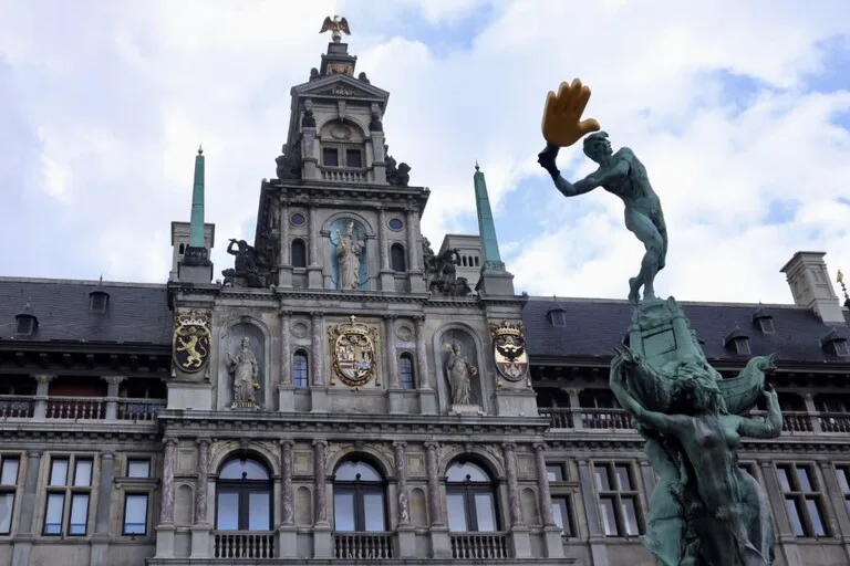 ベルギーのマルクト広場にあるアントワープ市庁舎とシルヴィウス・ブラボーの像