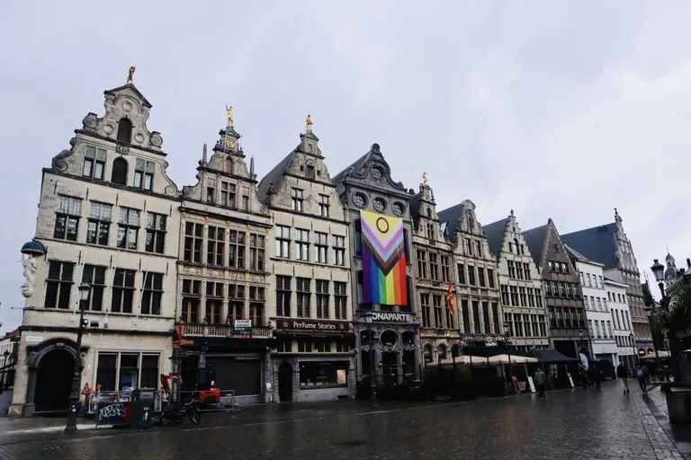 アントワープのマルクト広場に並ぶギルドハウス