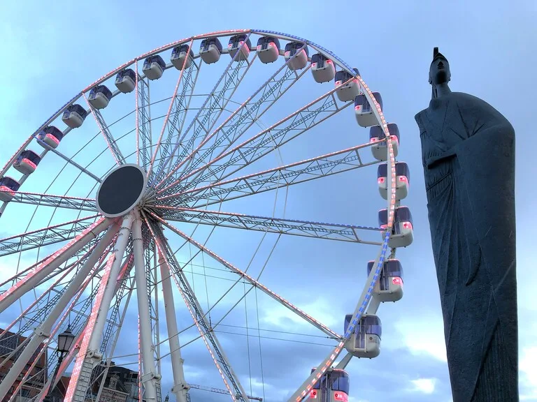 アントワープのSteenpleinにある観覧車とWillem Ogierplaats