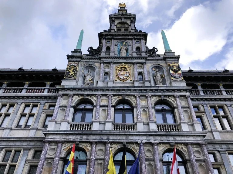 ベルギーのマルクト広場にあるアントワープ市庁舎