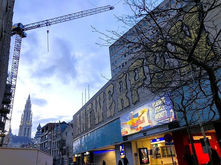 アントワープの夕暮れ時の街並み