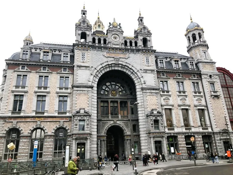 アントワープ駅の外観
