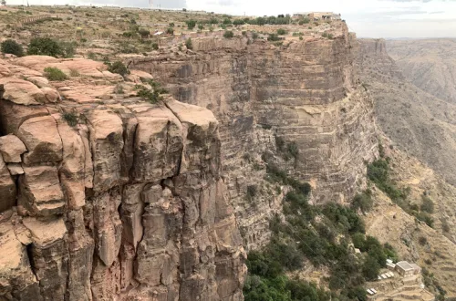 サウジアラビア南部・アシール地方にある断崖の村アル・ハバラ（Al Habala）の風景